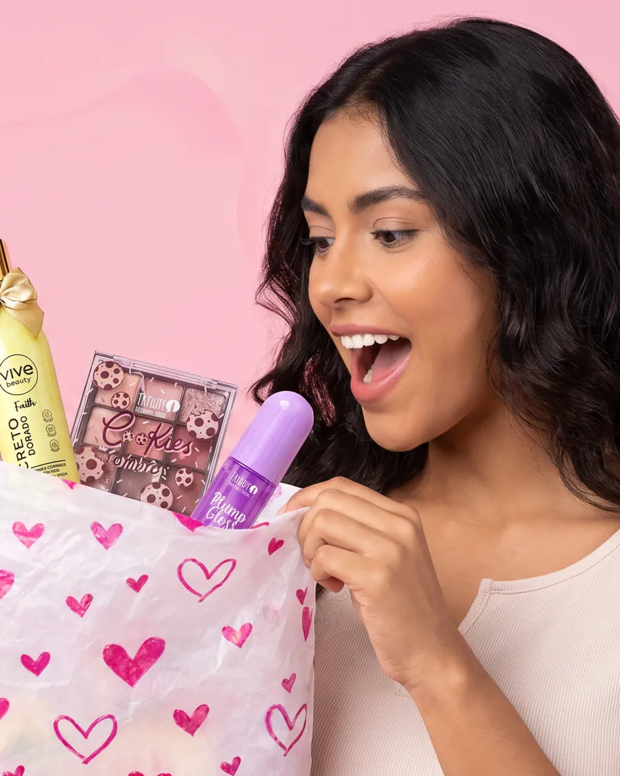 Una mujer mira emocionada dentro de su bolsita isla beauty